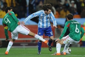 Maradona Kesal Messi Dikerjai Lawan