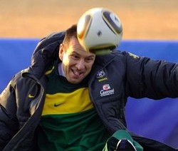 Dunga Tak Pandang La Roja Sebelah Mata