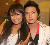 Vanessa Angel Gandeng Brondong