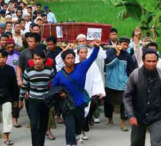 Pekikan Takbir Iringi Pemakaman Yuli
