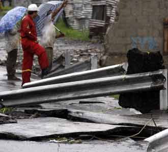 Badai Alex Terjang El Savador