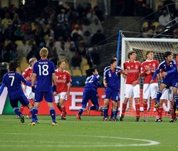 Tendangan Bebas Senjata Samurai Biru