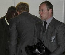 Tim Inggris Tiba di Kampung Halaman