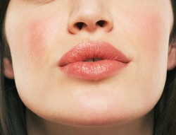 Tips Memakai Lipstik Warna Terang 