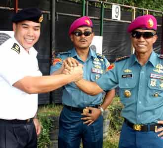 Danbrigif-1 Mar Terima Perwira AL Singapura