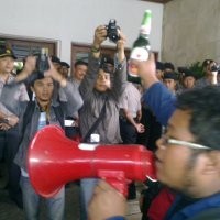 Anggota Dewan Ditantang Minum Bir