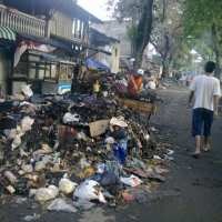Jalan Terpaksa Ditutup Akibat Tumpukan Sampah