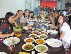 Rebutan Gulai Kepala Ikan Bareng Pak Bondan!