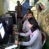 PSB Online di Mall dan Taman Bungkul Diserbu Orangtua Siswa