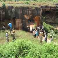 Warga Ramai-ramai Cari Korban yang Belum Ditemukan