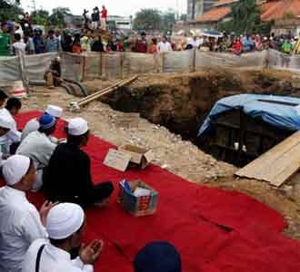 Peziarah di Makam Mbah Kwitang