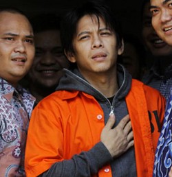 Ariel Berbaur dengan Sesama Tahanan