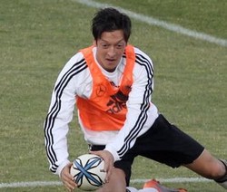 Oezil Mulai Tebar Pesona