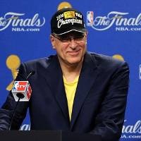 Jackson Bertahan Asuh Lakers