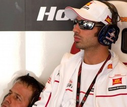 Melandri Berjuang Melawan Cedera