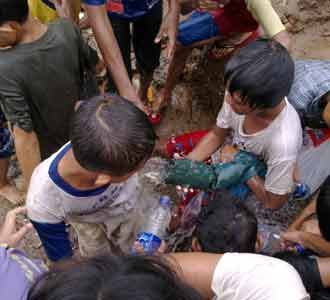 Mandi Air Makam Mbah Kwitang