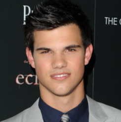 Taylor Lautner Tetap Mencuci & Potong Rumput Sendiri