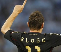 Klose Spesial di Laga ke-100