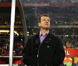 Dunga Isyaratkan Mundur