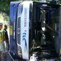 Bus Rombongan Polres Pelabuhan Terguling di Malang