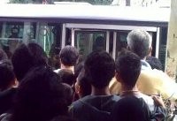 Rebutan Naik TransJ Gratis, 3 Bocah Terjepit