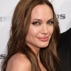 Angelina Jolie Belajar Jadi Pilot Demi Anak