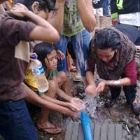 Berharap Enteng Jodoh dan Panjang Umur dari Air Keramat