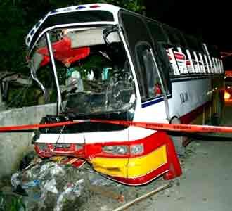 Bus Tabrak Beton Penghalang, 15 Tewas