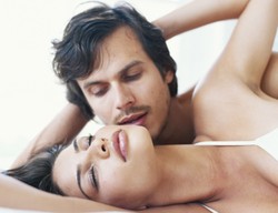 Kiat Sukses Bercinta di Malam Pertama