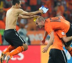 Duel Dua Tim Tak Terkalahkan