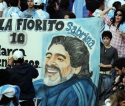 Maradona, Bertahanlah!