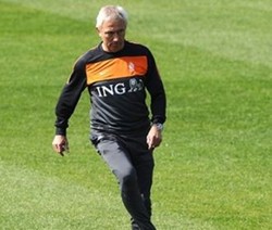 Van Marwijk Belum Pikirkan Final