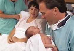 Perlukah Suami Ikut Masuk Ruang Bersalin?