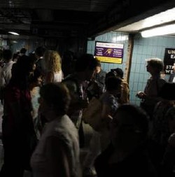 Toronto Mati Listrik, Jamuan Makan Ratu Inggris Mundur Sejam