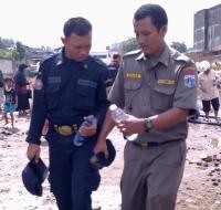 Satpol PP Ikut Ambil Air Keramat