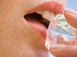 Manfaat Es Batu Untuk Menyegarkan Wajah