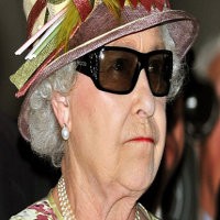 Ratu Inggris Buktikan Kacamata 3D Juga Bisa Trendi