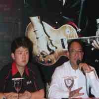 Gitaris Legendaris Slash Konser di Surabaya