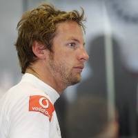 Button Siap Ceburkan Kepala ke Toilet