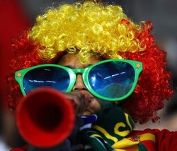 Vuvuzela Ditiup, Pistol Menyalak