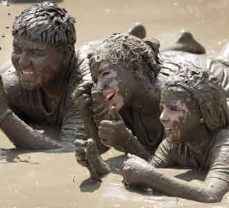 Asyiknya Mandi Lumpur