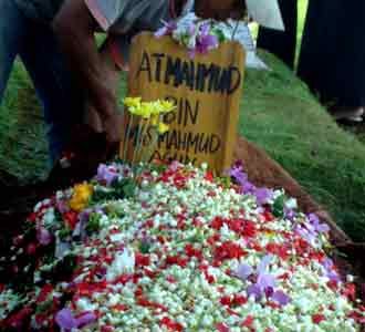 Jenazah AT Mahmud Dimakamkan
