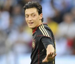 Oezil Tertawakan alasan Inggris