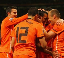 Tekuk Uruguay, Belanda ke Final