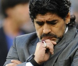 Argentina Tak Akan Pecat Maradona