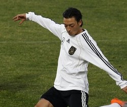 La Liga atau Premier League, Oezil?