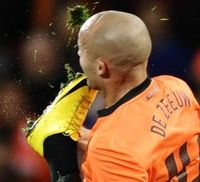 Wajah De Zeeuw Kena Tendang