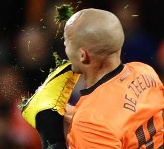 Wajah De Zeeuw Kena Tendang