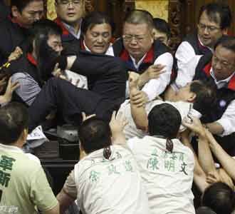 Anggota Parlemen Taiwan Baku Hantam