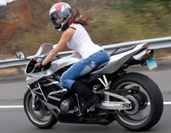 Agar Rambut Tetap Rapi Saat Mengendarai Motor